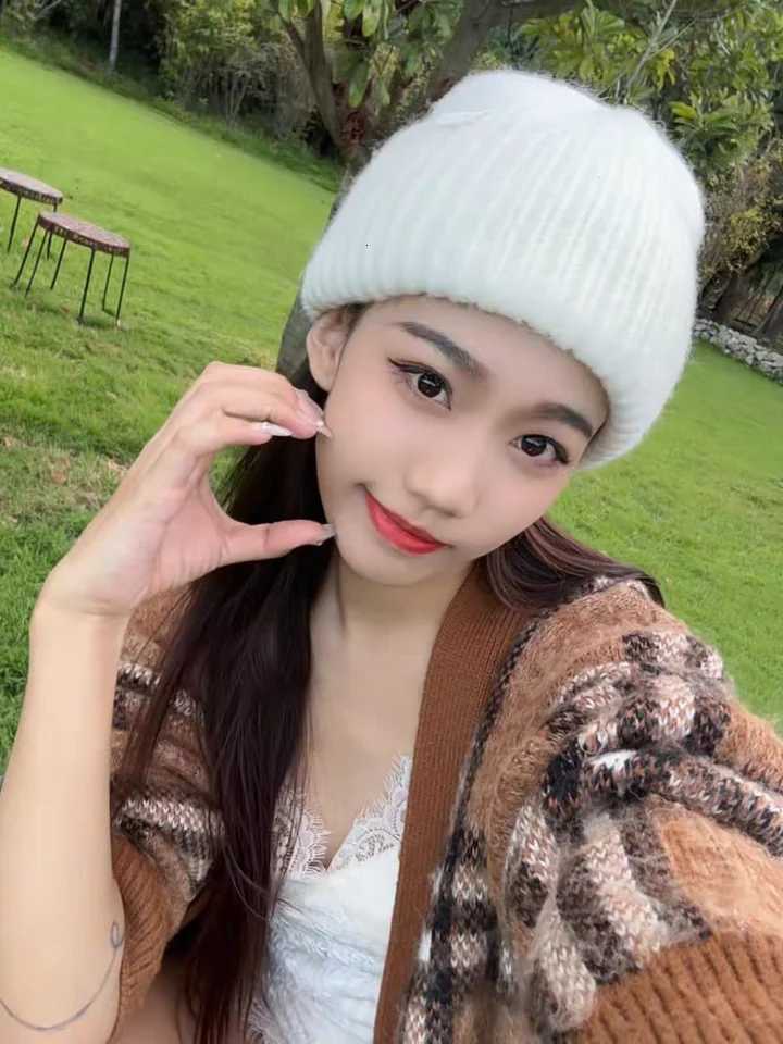 Thick solid color large head knitted hat for men and women in winter to keep warm show off face small ear protection woolen hatXJ250910