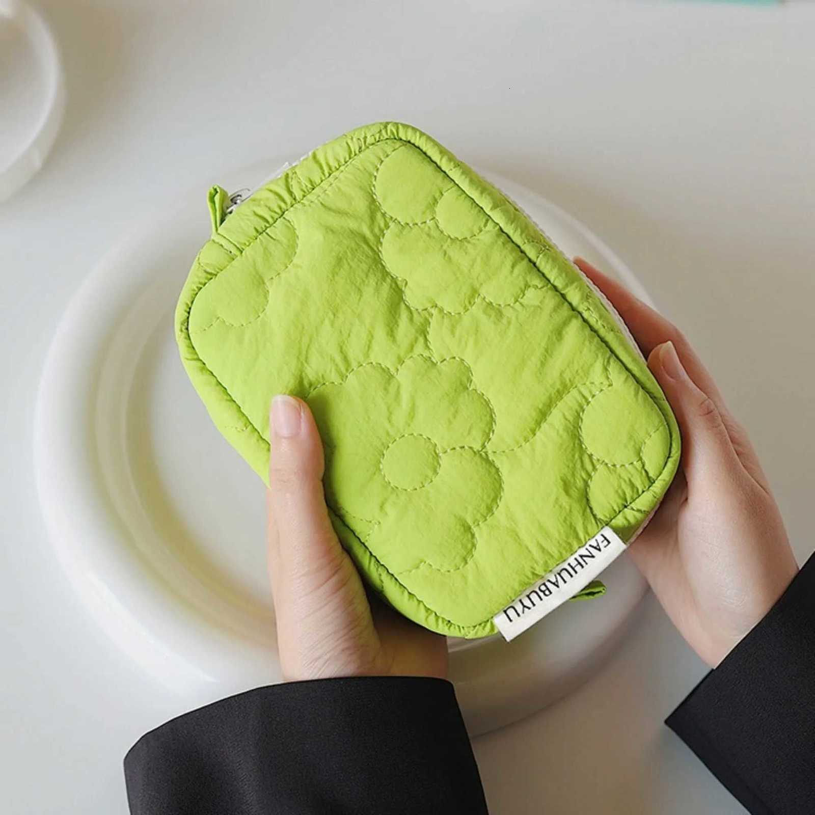 Cute Cosmetic Storage Bag Quilted Flowers Design Cosmetic Bag Soft Comfortable Makeup Bag for Lipstick Tissue Jewelry PouchXJ250910