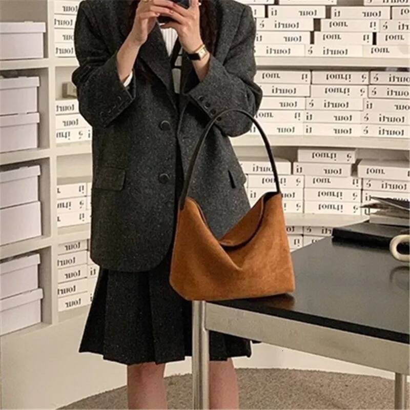 Retro Style Velvet Patchwork Women s Handbag With One Shoulder And Underarm Strap Magnetic Buckle Fashionable Matte Designer Bag Travel Bag