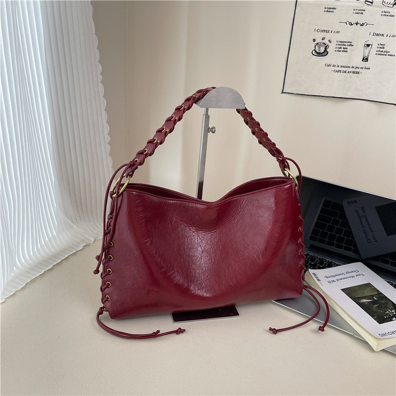 Fashionable, luxurious, spacious bag, large capacity handbag, simple and versatile shoulder bag, essential crossbody bag for women's shopping and