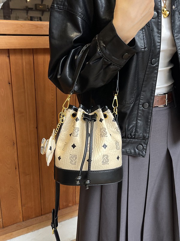 Free shipping designer bag Comfortable handbag simple and fashionable commuting shoulder bag