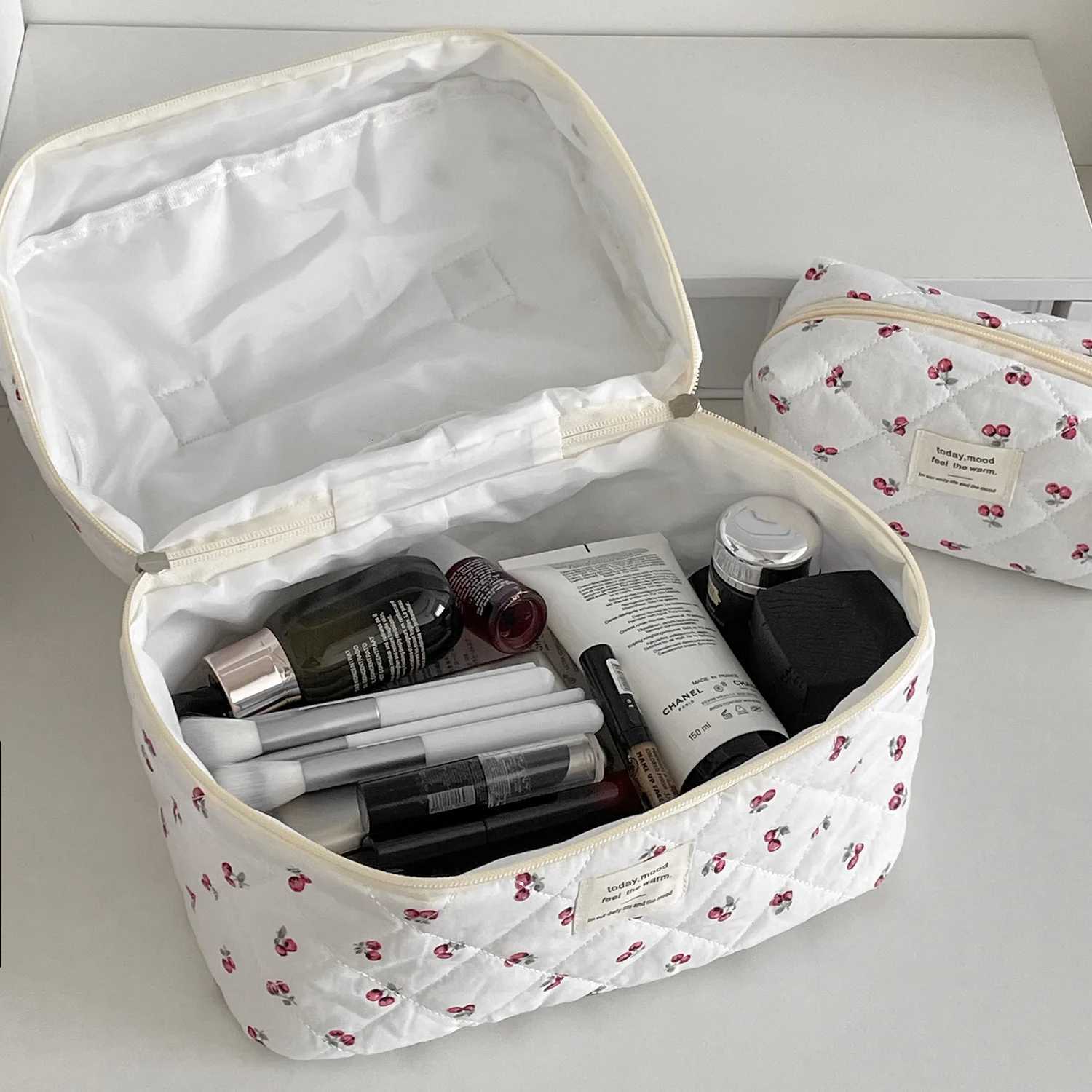 Cherry Makeup Bag Womens Cosmetic Bags Fashion Portable Cute Cosmetic Travel Storage Pouch Handbag Cotton Quilted Zipper PurseXJ250910