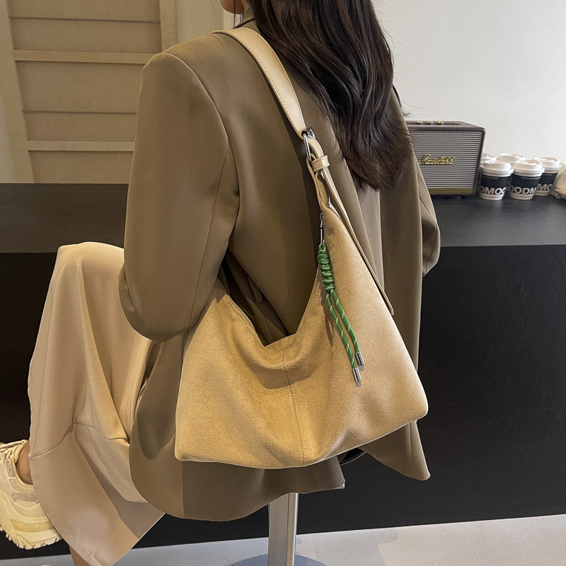 Free shipping designer Women Vintage Large Capacity Tote Bag Simple Fashion Shoulder Bag Commuter Bag Class Shoulder Bag Korean Style Crossbody Bag