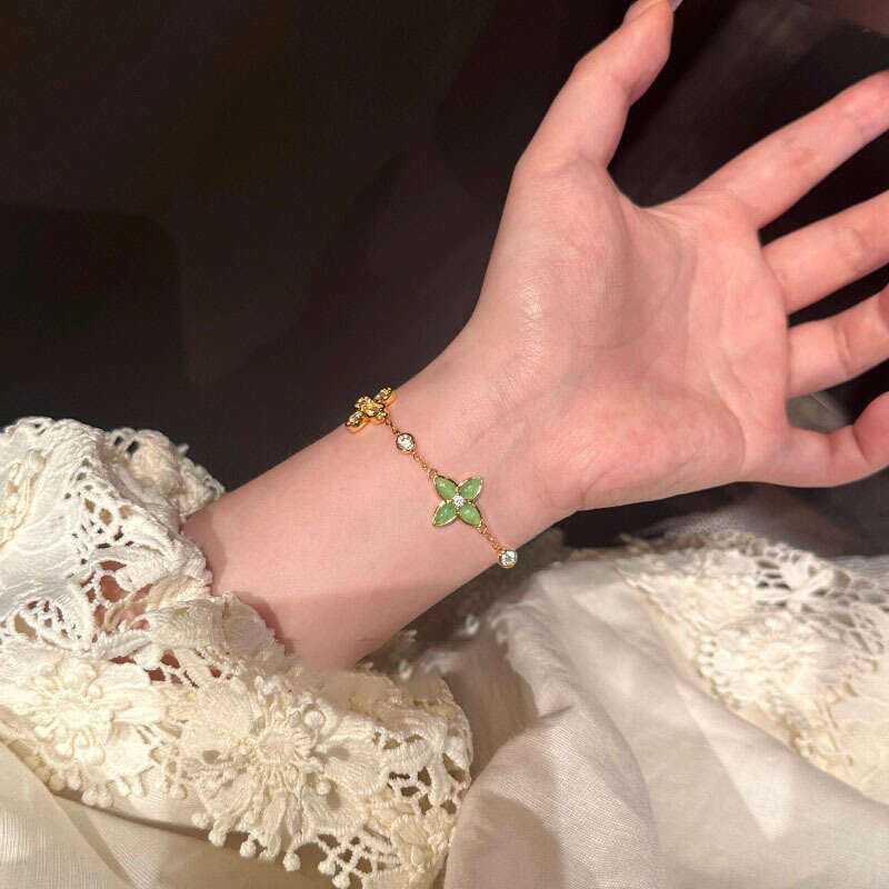 French New Chinese Style Green Chalcedony Jasper Four-Leaf Clover Bracelet Elegant and Whitening High-End Jewelry