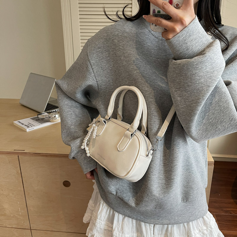 2025 autumn new Korean version light luxury versatile style niche design trend fashionable pillow bag bag women's shoulder bag designer bag