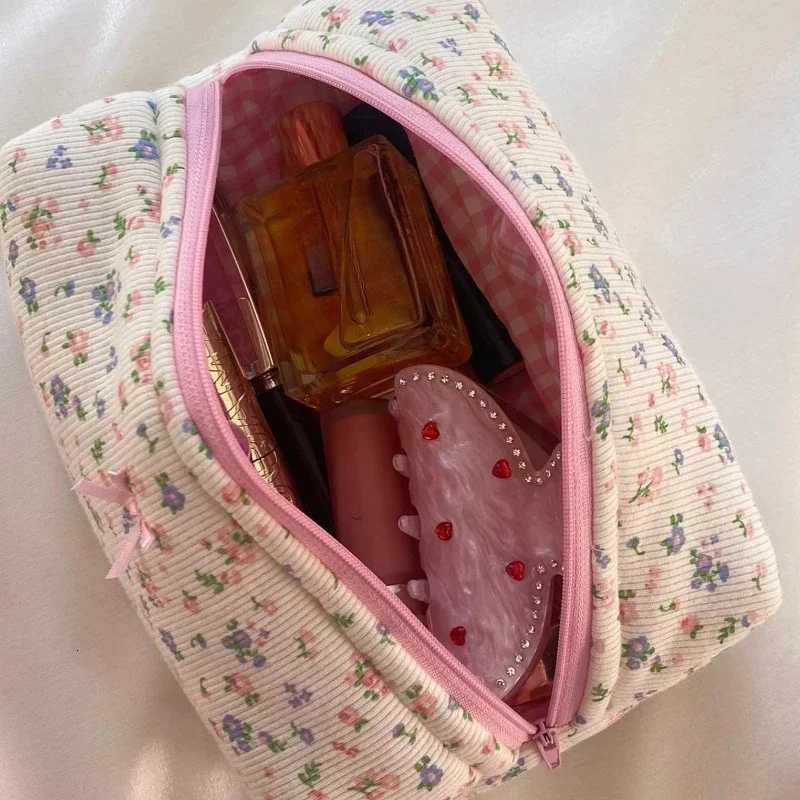 Quilted Floral Makeup Bag Zipper Cute Print Flower Storage Organizer Makeup Brush Toiletry Bag Large Capacity Cosmetic BagXJ250910