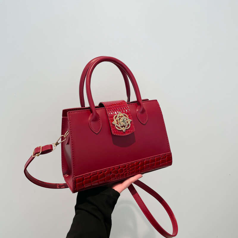 Niche Light Luxury High-End Tote 2025 Winter New Fashion Large Capacity Versatile Commuter Crossbody Bag