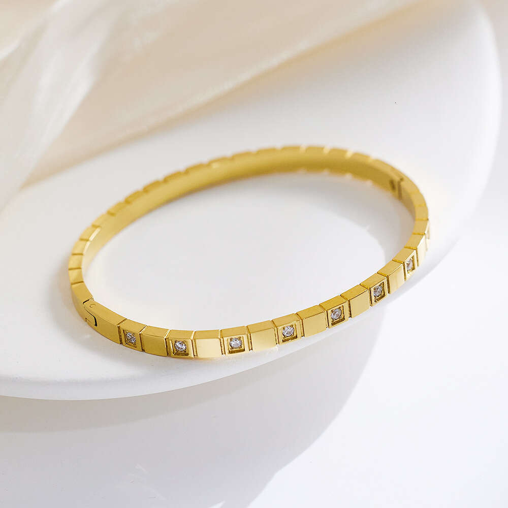 INS gold tone designer bracelet for women luxury jewelry moissanite gold titanium steel bracelet retro fashion versatile stainless steel diamond inlai