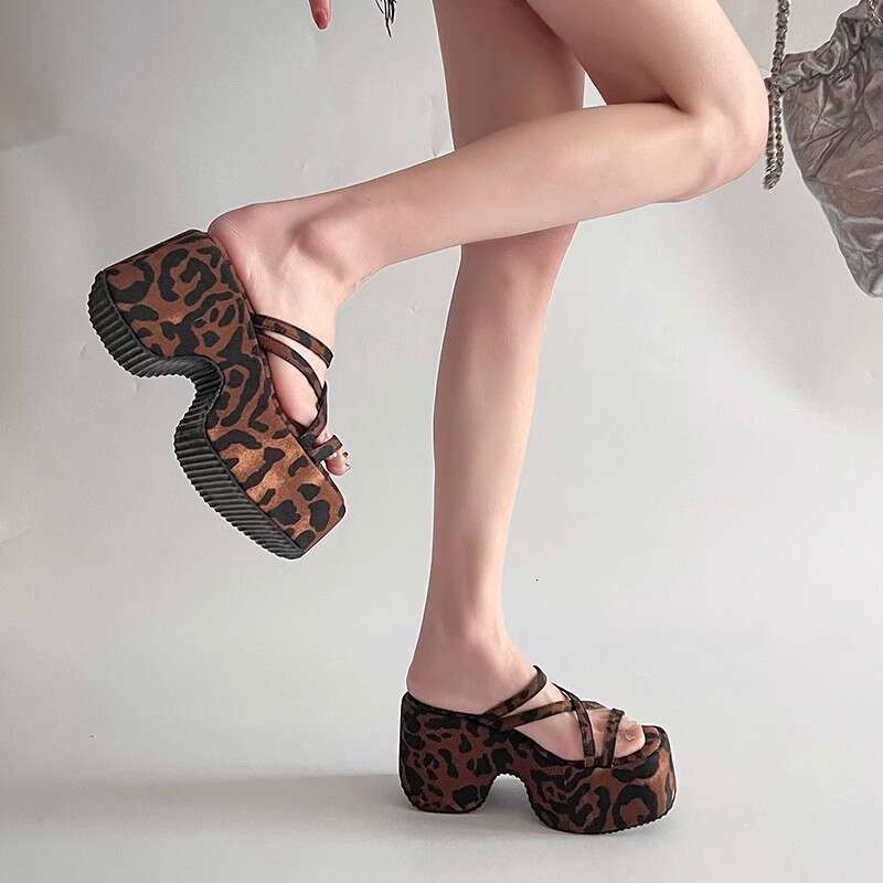 Thick-Soled Black Platform 2025 Spring/Summer New Women's Fashionable French Style Beach Vacation Roman Sandals