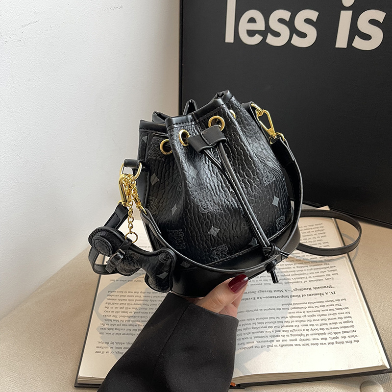 Free shipping designer bag Comfortable handbag simple and fashionable commuting shoulder bag