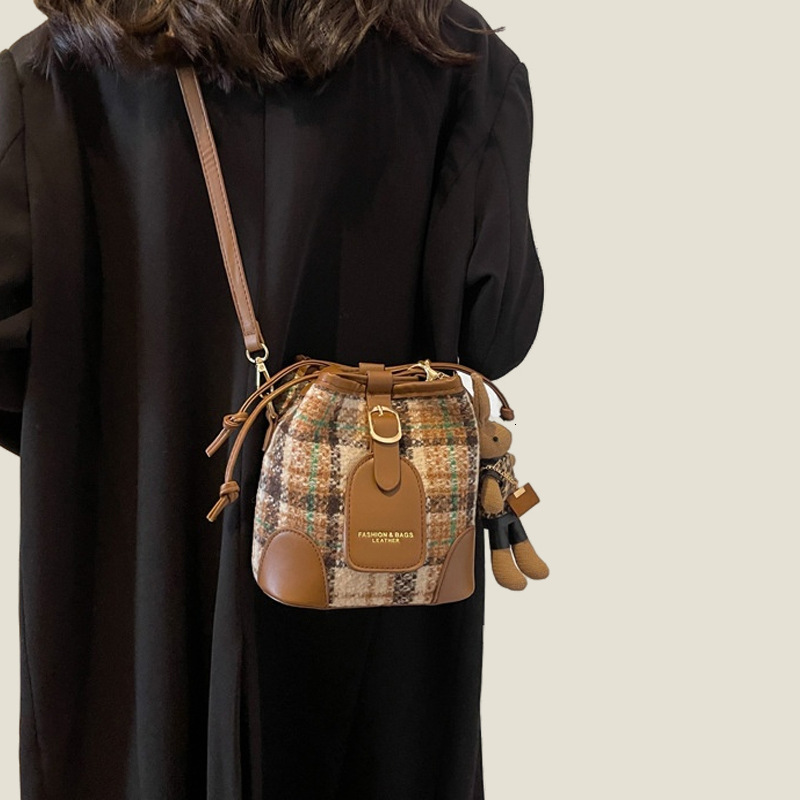 2025 New Shoulder Bag Women's Fashion Commuter Small Bag Designer Retro Crossbody Bag Checkered Bag