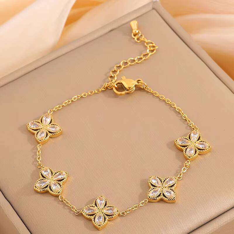 Trendy Women's Luxurious Zircon Four-Leaf Clover Green Moissanite Unique Stainless Steel Chain Flower Bracelet
