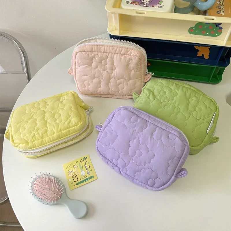 Cute Cosmetic Storage Bag Quilted Flowers Design Cosmetic Bag Soft Comfortable Makeup Bag for Lipstick Tissue Jewelry PouchXJ250910