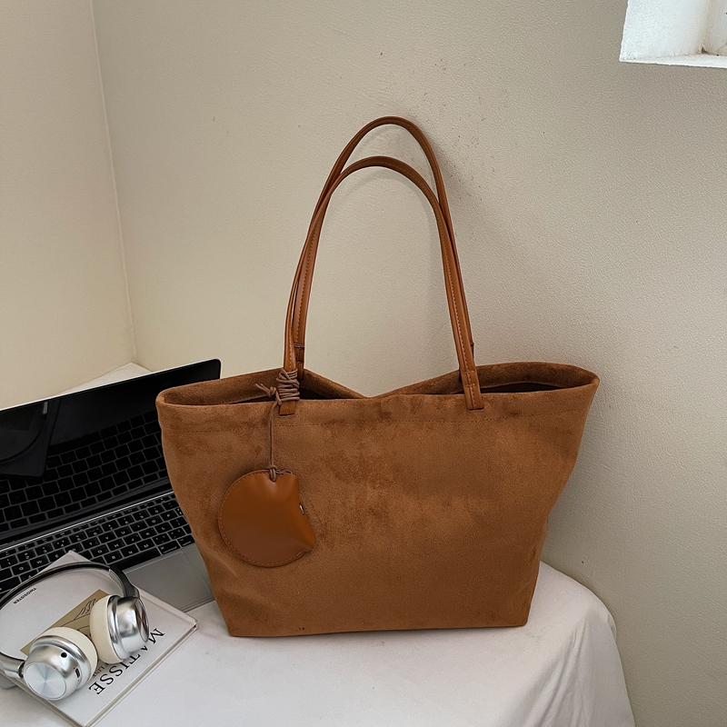 Fashionable, luxurious, large capacity single shoulder backpack for women, simple and versatile handbag, essential crossbody bag for women's shop
