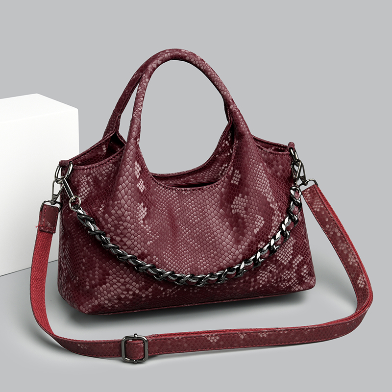Stylish Chain Strapped Luo Tote Bag: Versatile Fashion Statement