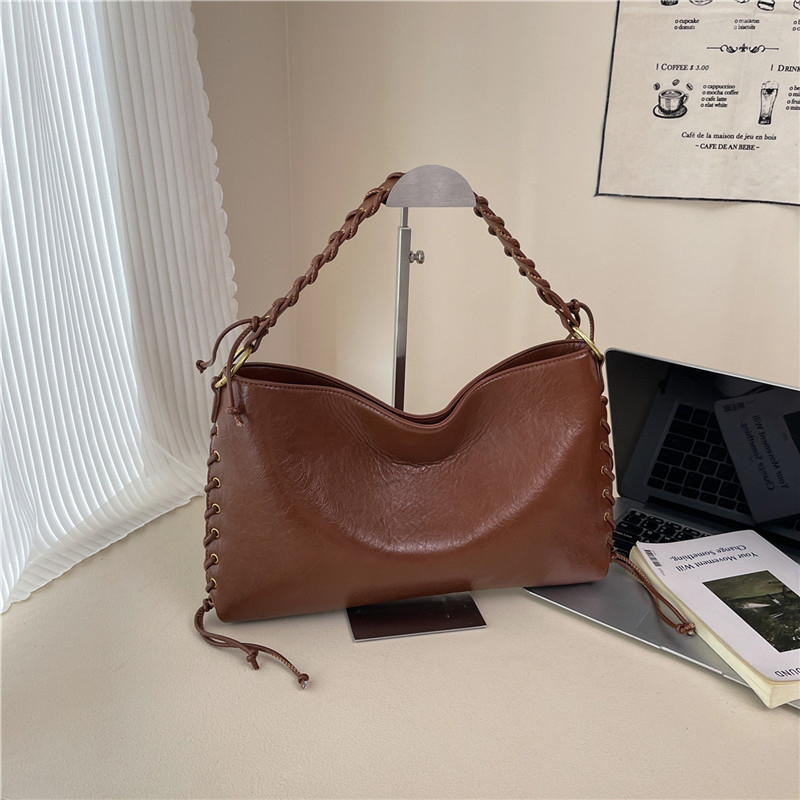 Fashionable, luxurious, spacious bag, large capacity handbag, simple and versatile shoulder bag, essential crossbody bag for women's shopping and