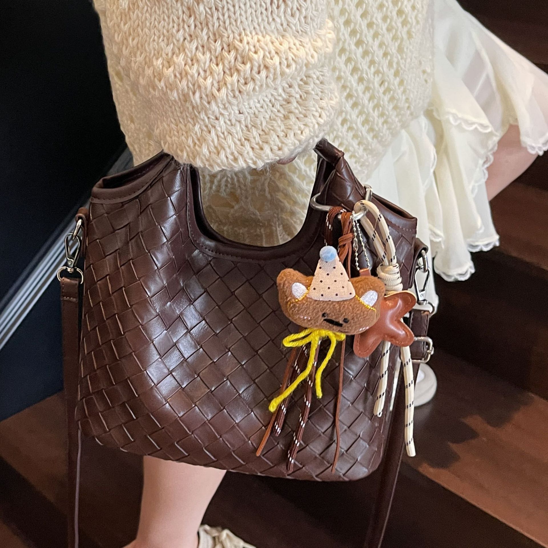 Designer Fashion Woven Tote Purse Female New Retro Bucket Premium Sense Shoulder Crossbody Large Capacity Shopping Bag
