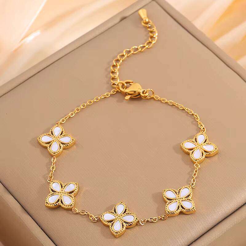 Trendy Women's Luxurious Zircon Four-Leaf Clover Green Moissanite Unique Stainless Steel Chain Flower Bracelet