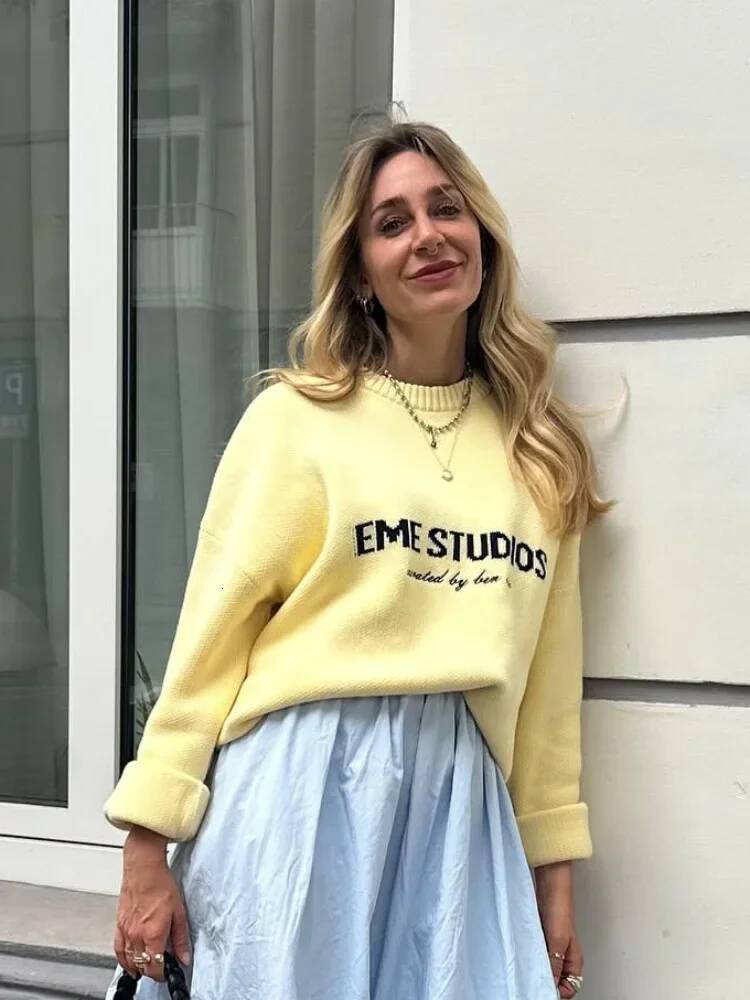 Women Yellow Letter Print Knitted Pullover Elegant O-neck Long Sleeve Loose Short Sweater 2025 Autumn Lady Daily Street Knitwear dongdumaoyi