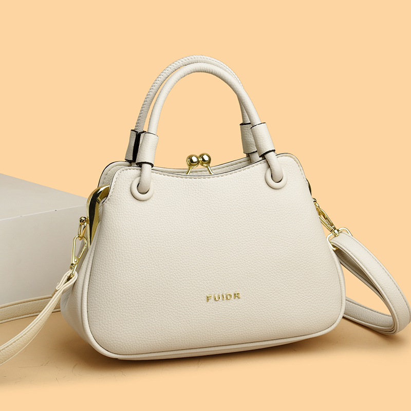 Luxury Equestrian-Inspired Tote for Her: Sturdy Fabrication Meets Opulent Appeal