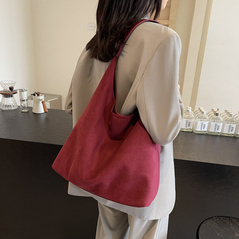 Free shipping designer Suede Underarm Bag for Women Winter New High-end Fashion Retro Single Shoulder Bag Commuter Bag Versatile Tote Bag
