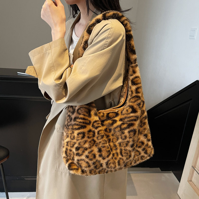 Free shipping designer Vintage Commuter Bag Leopard Print Underarm Bag Women Lazy Style New Single Shoulder Bag Trendy Fashion Plush Versatile Tote Ba