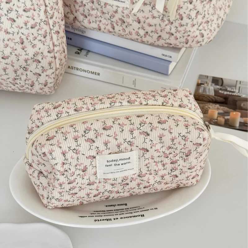 Vintage Corduroy Womens Floral Cosmetic Bag Retro Ladies Travel Storage Bags Handbags Portable Female Makeup Case Clutch PurseXJ250910