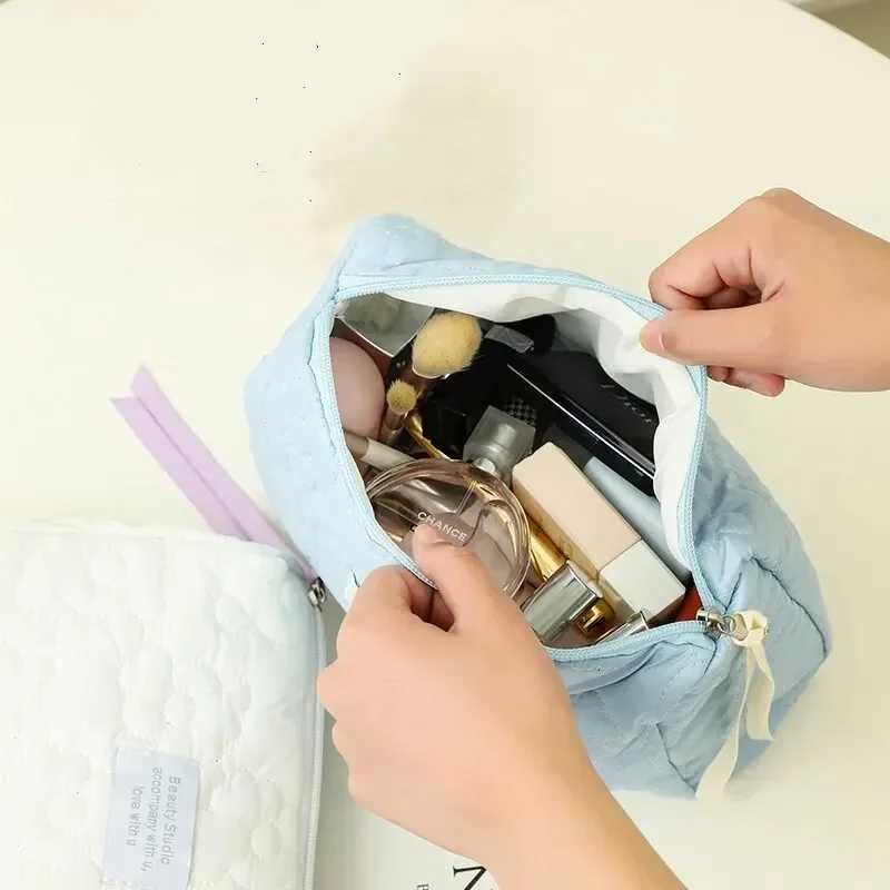 Embroidery LargeCapacity Cosmetic Bag Waterproof Portable Storage Bag Travel Makeup Pouch Trousse Maquillage XJ250910