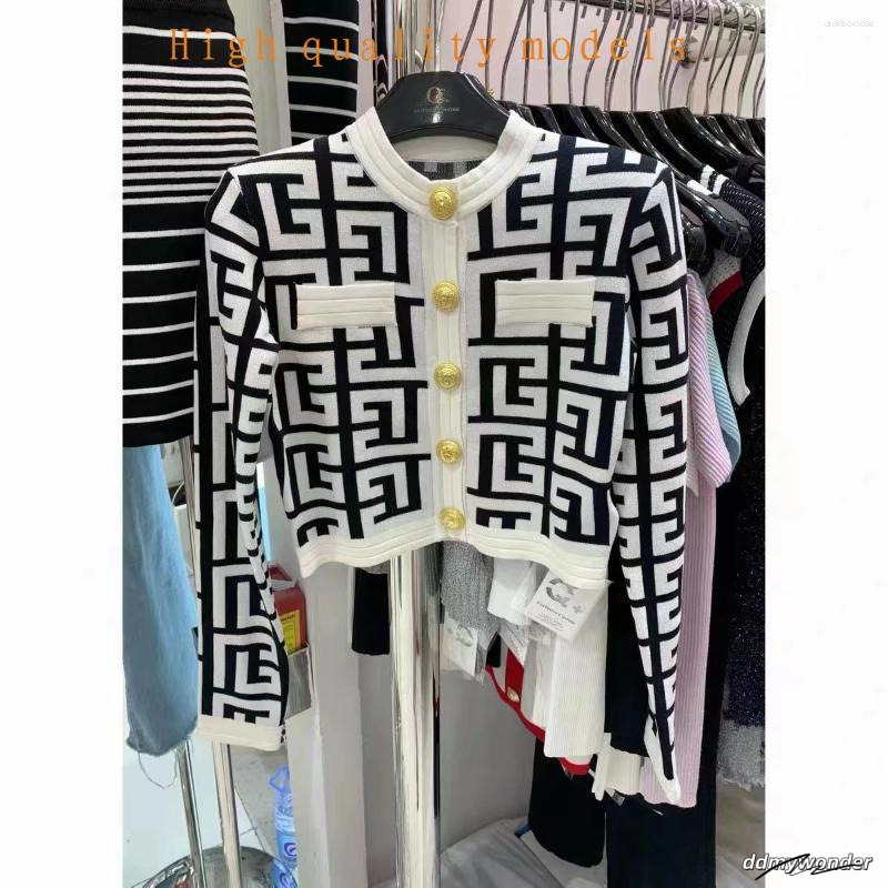 Women's Knits Spring And Autumn Knitted Cardigan Coat Women With Buttons French Chic Top Korean Style Alphabet O-Neck Short Sweaters