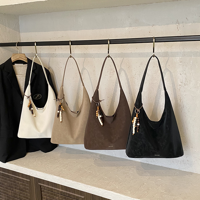 High end luxury spacious bag for students, large capacity handbag, simple and versatile shoulder bag, essential crossbody bag for women's shoppin