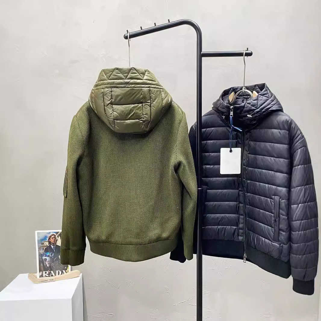 24 New Down Jacket Fashion Hooded Patchwork Knitted Sleeve Down Coat Mengm Brand Short Private Label L250909PD4K