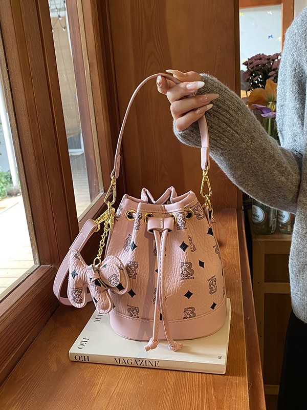 Free shipping designer bag Comfortable handbag simple and fashionable commuting shoulder bag