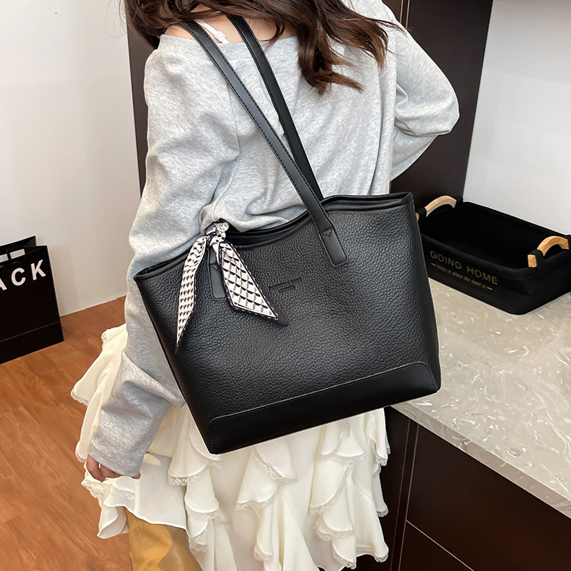 Free shipping designer High-end Large Capacity Tote Bag for Women Korean Version New Retro Single Shoulder Bag Simple Casual Fashion Underarm Bag