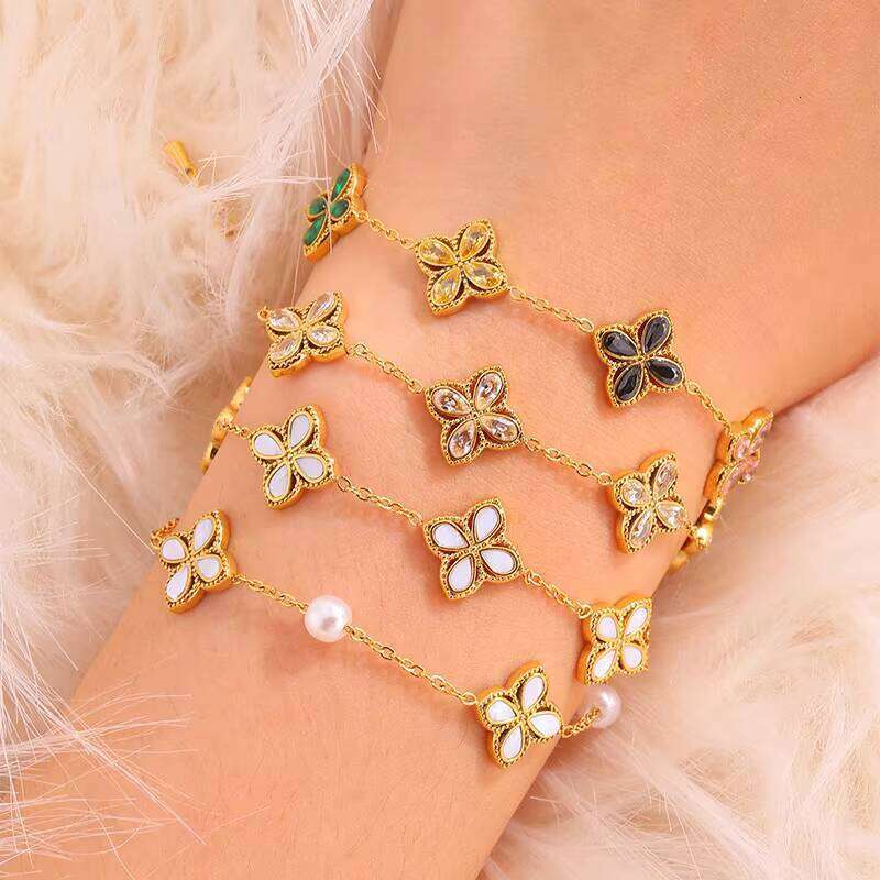 Trendy Women's Luxurious Zircon Four-Leaf Clover Green Moissanite Unique Stainless Steel Chain Flower Bracelet