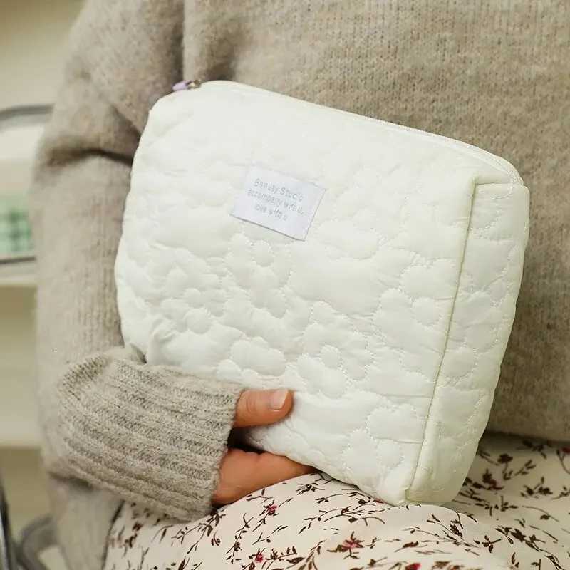 Embroidery LargeCapacity Cosmetic Bag Waterproof Portable Storage Bag Travel Makeup Pouch Trousse Maquillage XJ250910
