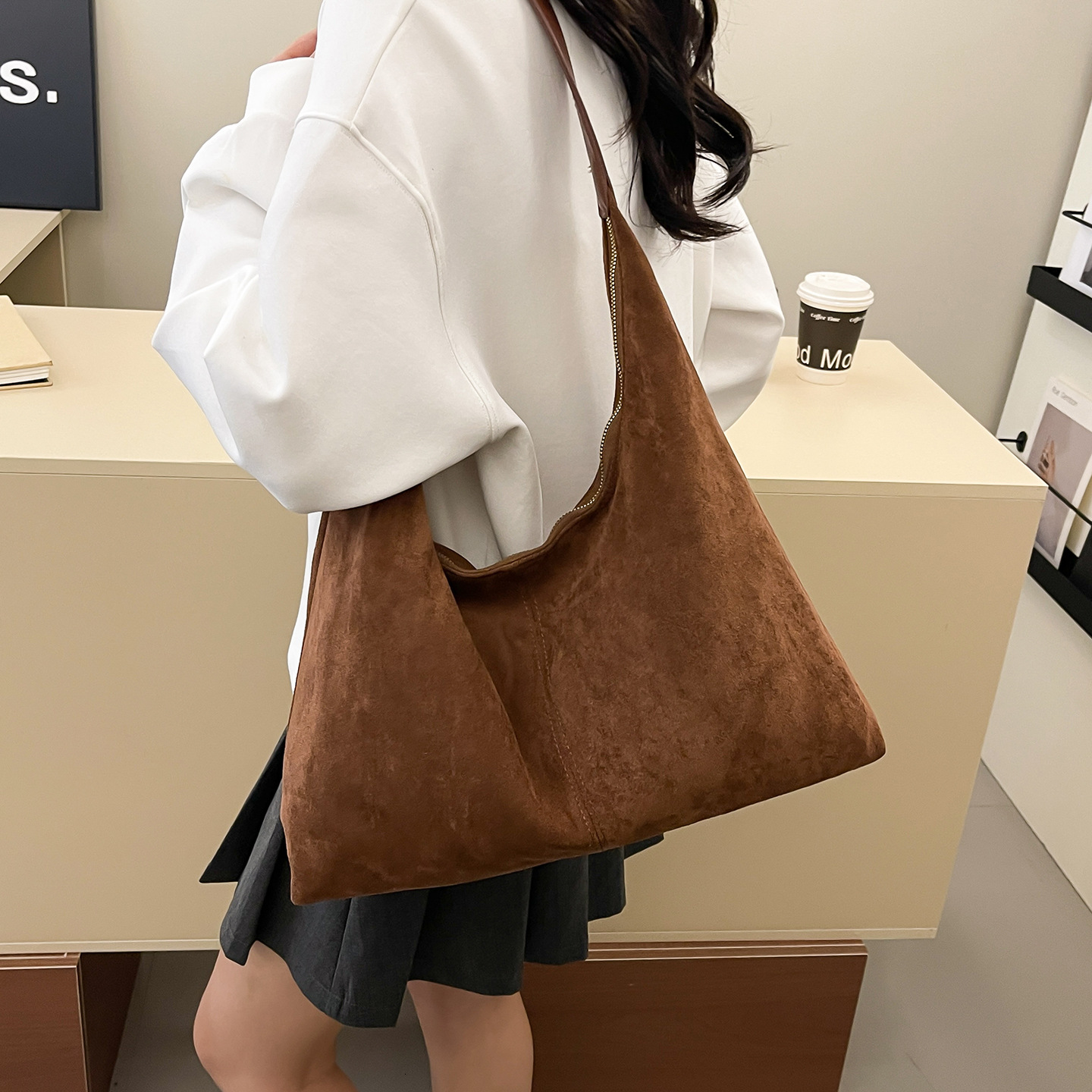Free shipping designer New Large Capacity Underarm Bag Bucket Bag Large Capacity Fashion Tote Bag Retro Commuter Bag Versatile Shoulder Bag