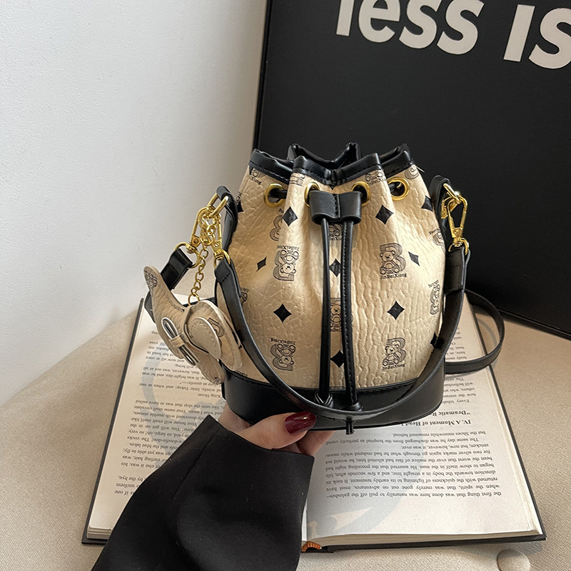 Free shipping designer bag Comfortable handbag simple and fashionable commuting shoulder bag