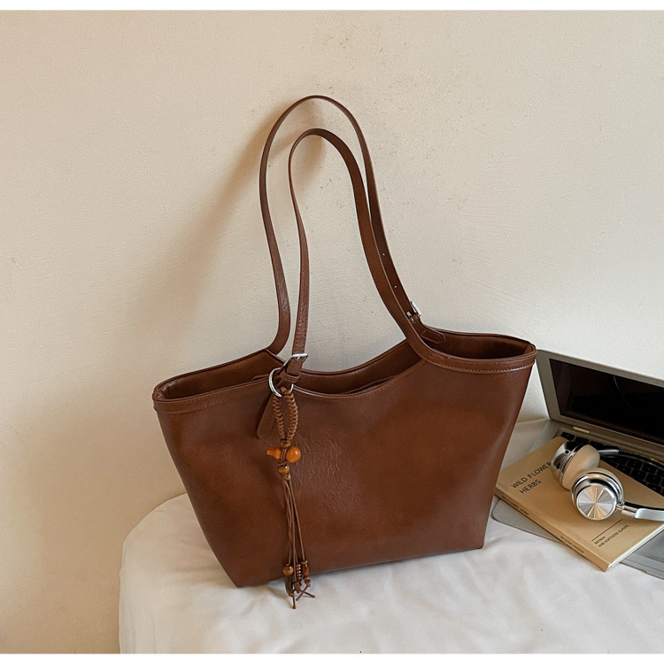 Free shipping designer Vintage Large Capacity Tote Bag for Women Commuter Bag Shoulder Bag Fashionable Trendy Crossbody Bag High-End Underarm Bag