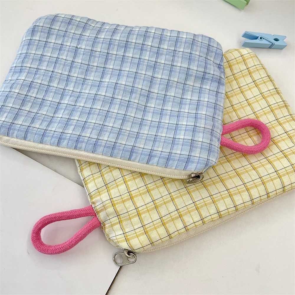 Small Plaid Travel Cosmetic Lipstick Key Card Data Cable Portable Storage Bag Girls Makeup Handbags Wallet Pouch Bags OrganizerXJ250910