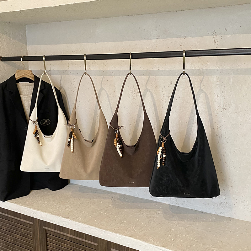 High end luxury spacious bag for students, large capacity handbag, simple and versatile shoulder bag, essential crossbody bag for women's shoppin