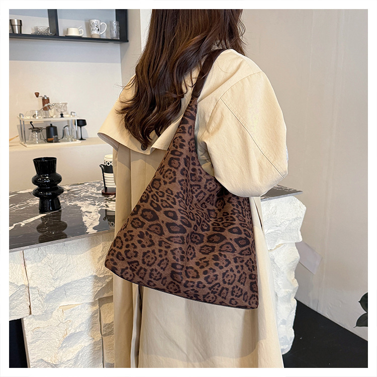 Free shipping designer Vintage High-End Niche Underarm Bag for Women Fashionable Large Capacity Shoulder Bag Casual Versatile Commuter Bag Tote Bag