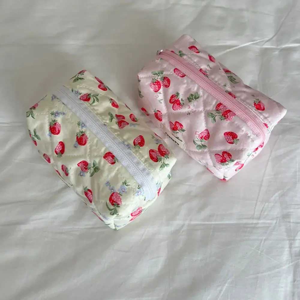 Storage Organizer Floral Puffy Quilted Makeup Bag Cosmetic Pouch Flower StrawberryPrinted Large Travel Cosmetic BagXJ250910