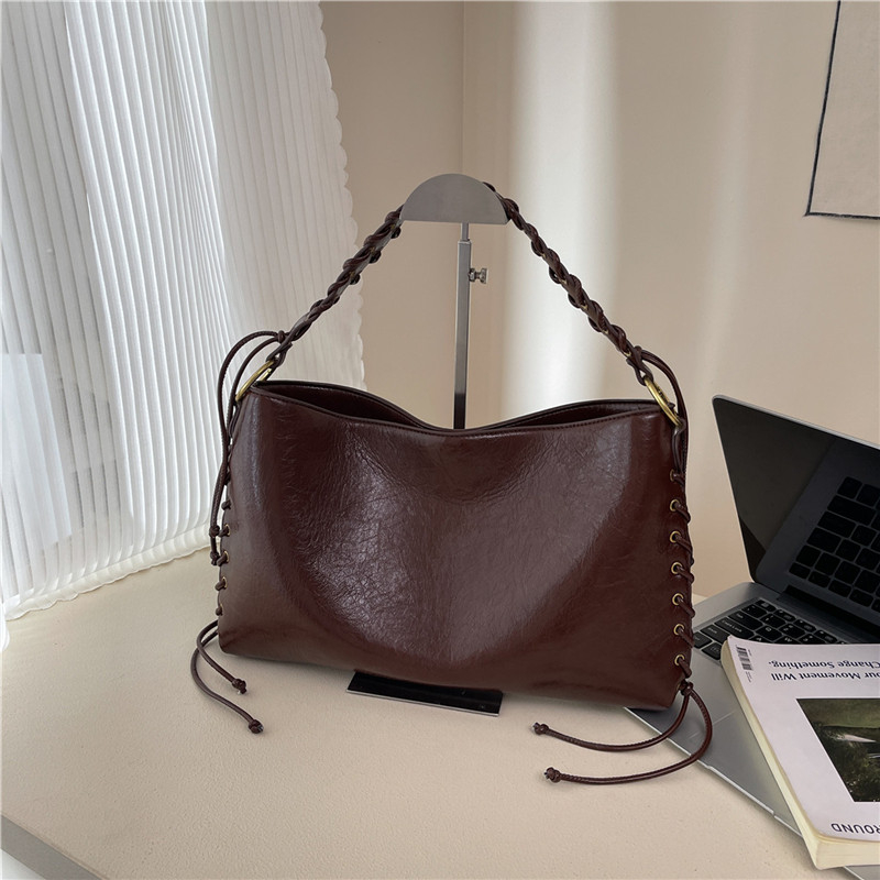 Fashionable, luxurious, spacious bag, large capacity handbag, simple and versatile shoulder bag, essential crossbody bag for women's shopping and