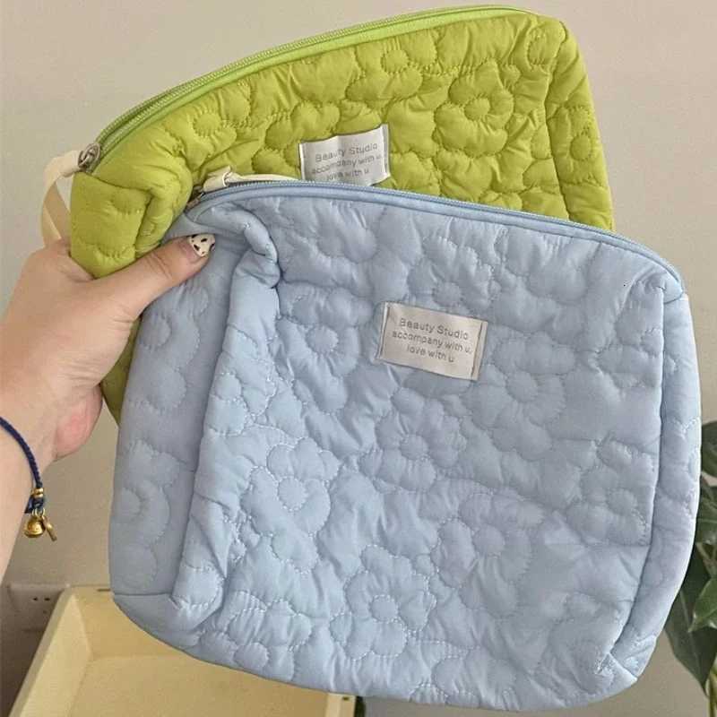 Flower Pattern Women Makeup Bag Toiletries Cosmetic Organizer Zipper Bag Travel Wash Pouch Cosmetic Bag Female Make Up BagsXJ250910