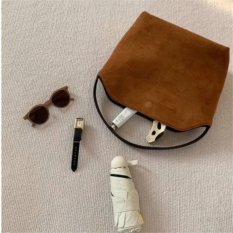 Retro Style Velvet Patchwork Women s Handbag With One Shoulder And Underarm Strap Magnetic Buckle Fashionable Matte Designer Bag Travel Bag