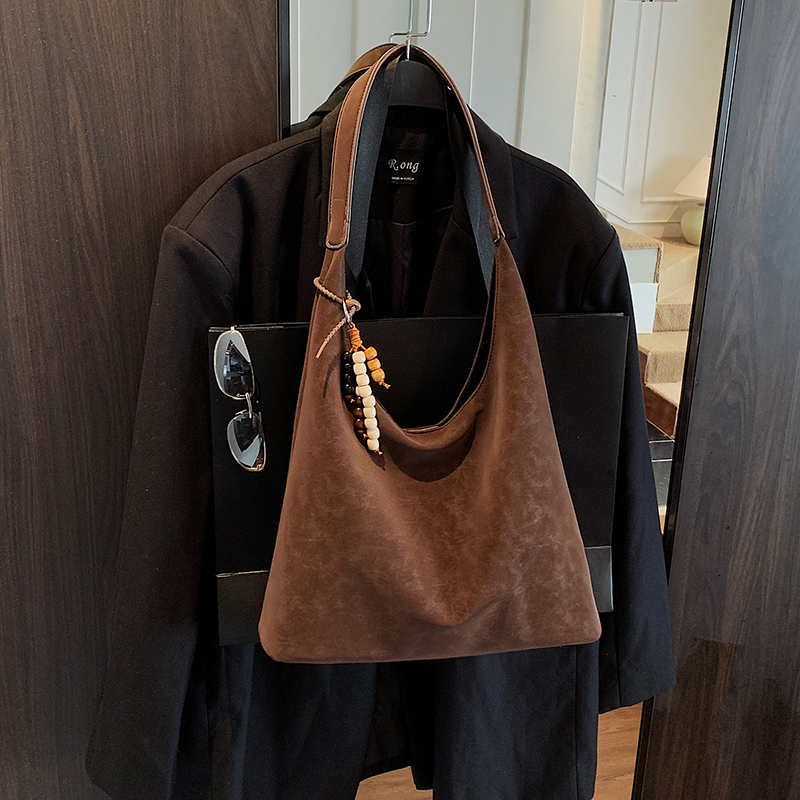 High end luxury spacious bag for students, large capacity handbag, simple and versatile shoulder bag, essential crossbody bag for women's shoppin