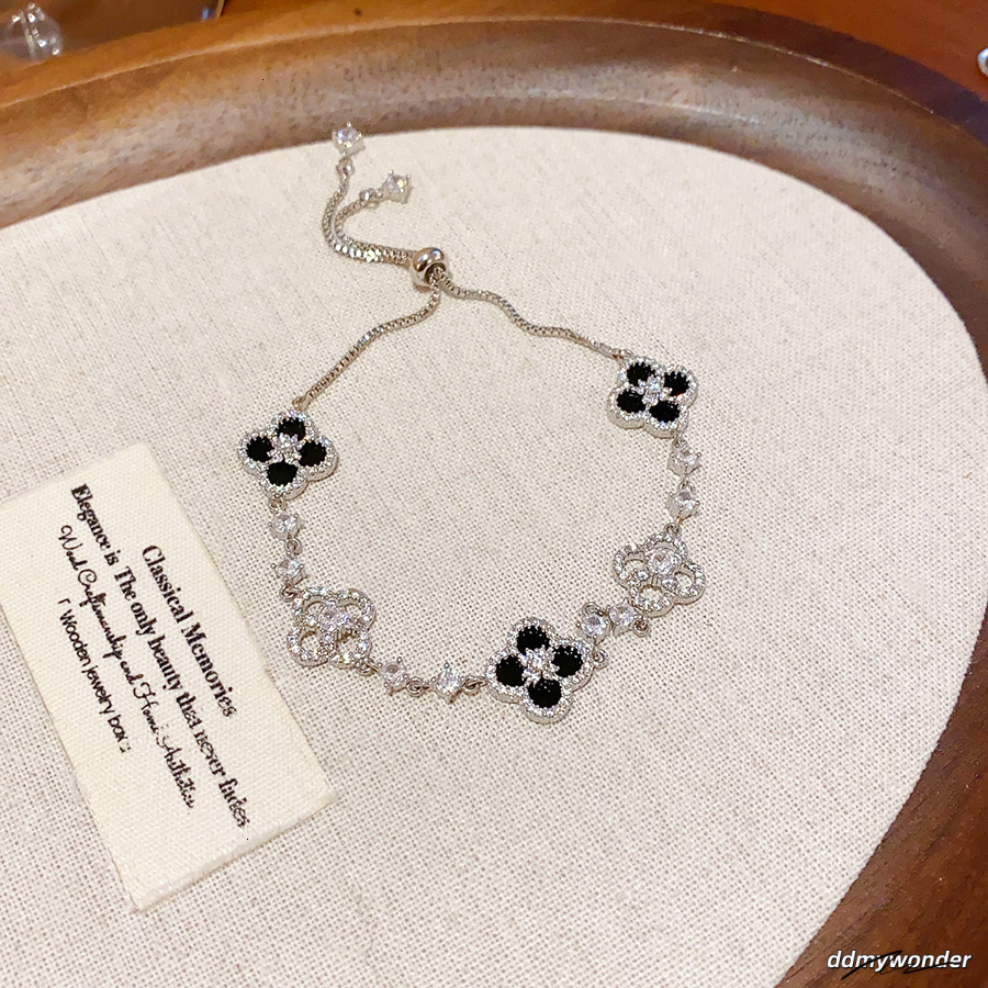 Zircon Rhombus Hollow Flower Light High-End Elegant Bracelet Personality Exquisite Fashion Versatile Jewelry For Women