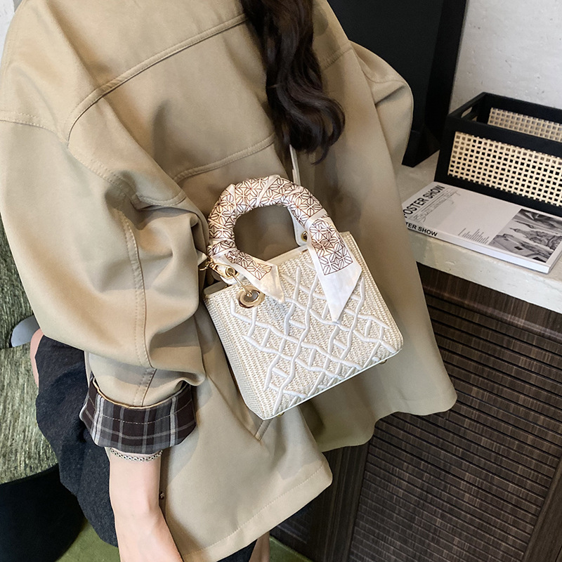 2025 autumn new European and American embroidery style niche design light luxury trend elegant fashion women's shoulder bag designer bag