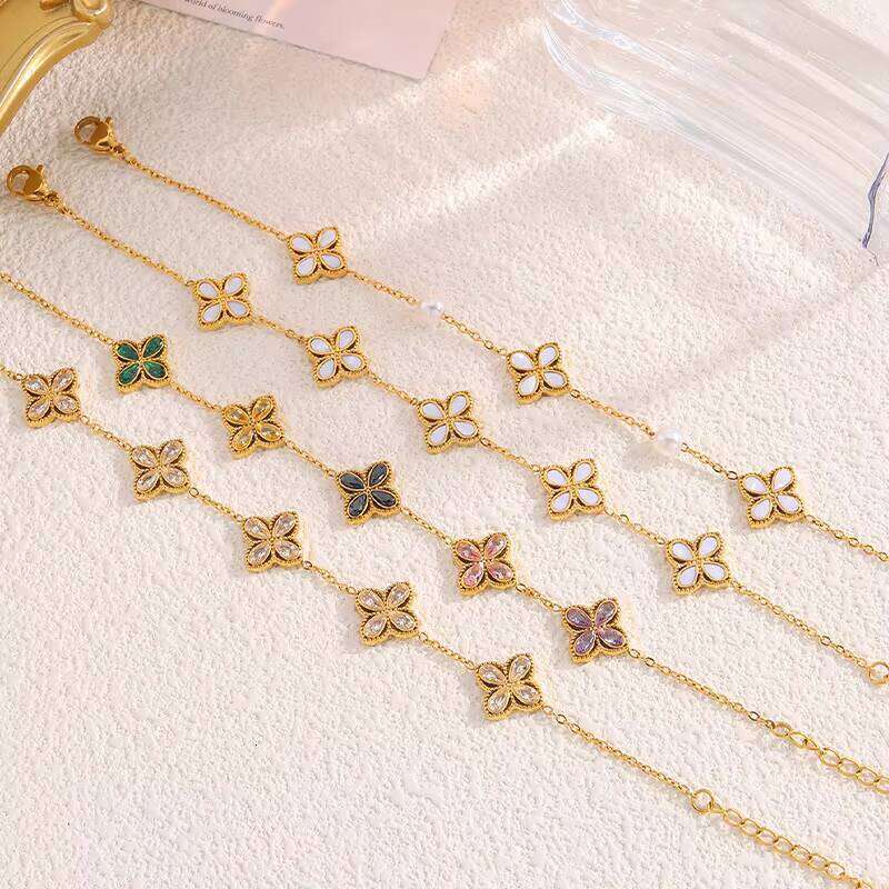 Trendy Women's Luxurious Zircon Four-Leaf Clover Green Moissanite Unique Stainless Steel Chain Flower Bracelet