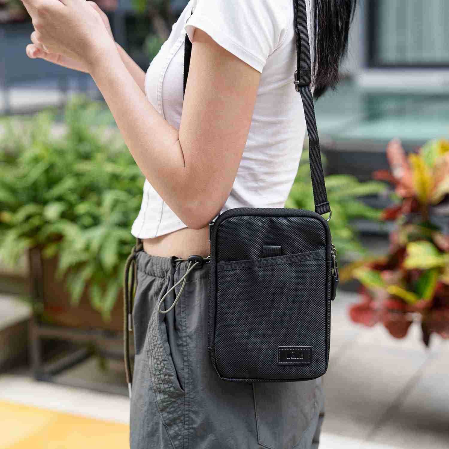 Travel Cell Phone Pouch Belt Pouch Dual Phone Holster Crossbody Bag with Shoulder Strap for iPhone 16 15 14 Pro Max Case Holder with Neck Lanyard Smar